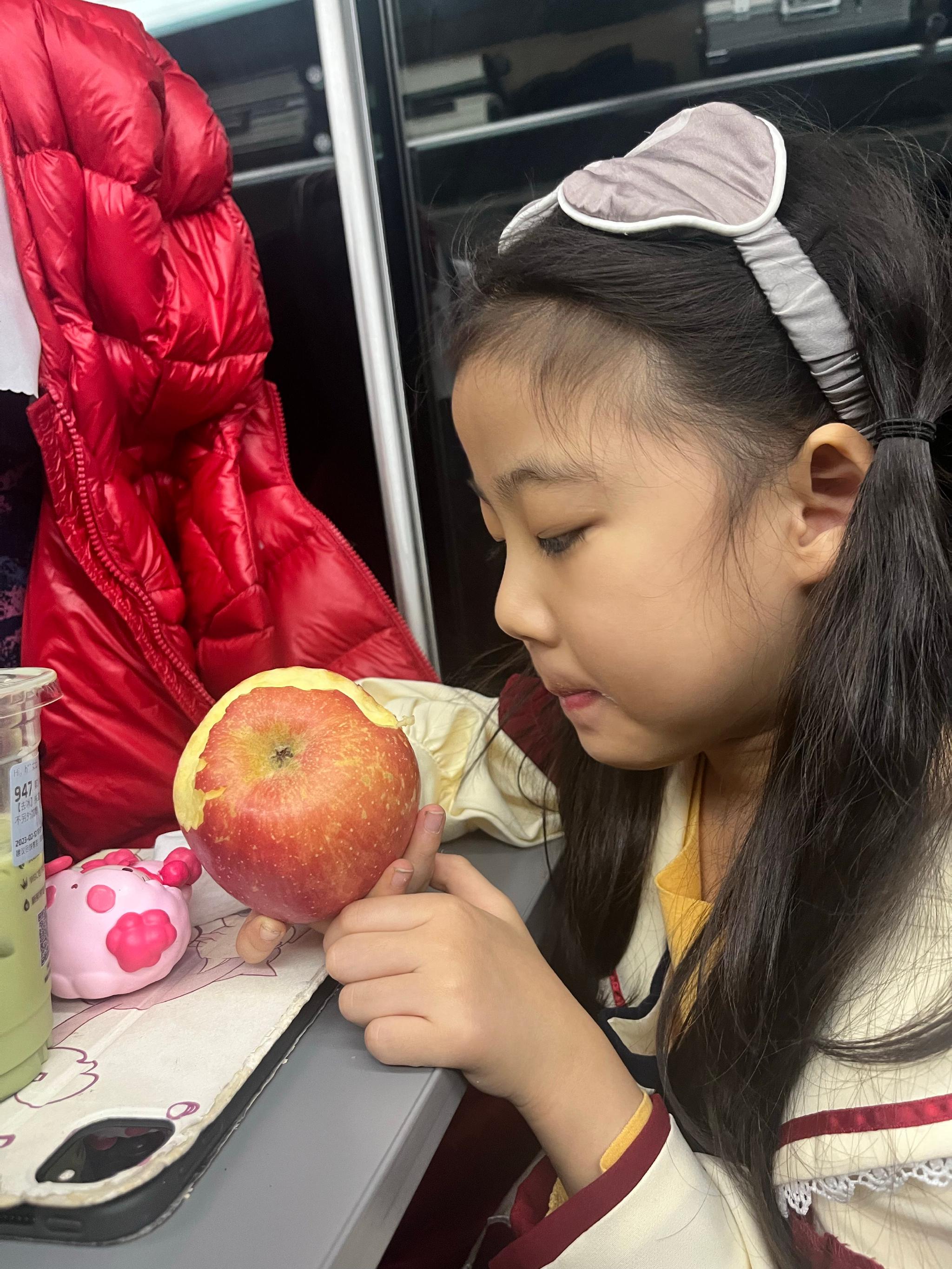 很多孩子喜欢吃苹果的新闻我很喜欢苹果的味道味道的意思